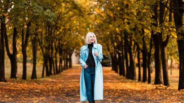 Heureux Belle Jeune Femme Avec Sourire Mode Vêtements Automne Promenades — Photo