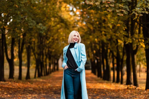 Felice Bella Ragazza Affari Con Sorriso Cappotto Blu Alla Moda — Foto Stock