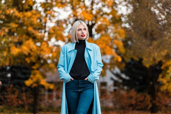 Bella Donna Affari Bionda Giacca Moda Maglione Jeans Passeggiate Nel — Foto Stock