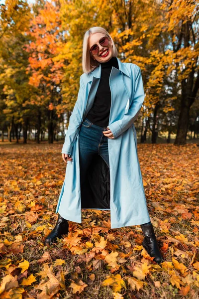 Divertida Hermosa Joven Sonriente Mujer Con Gafas Sol Abrigo Azul — Foto de Stock