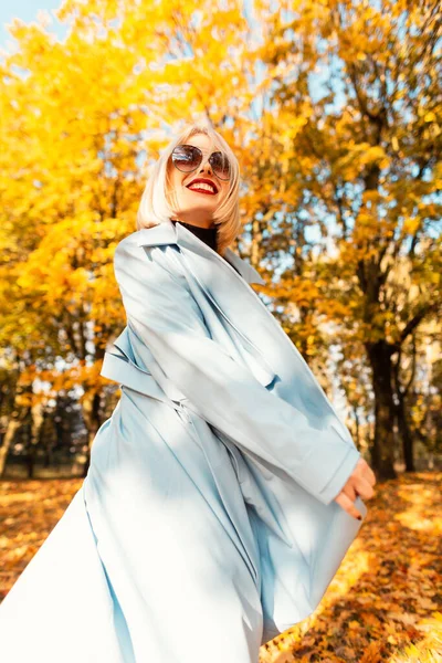 Прекрасна Молода Щаслива Дівчина Посмішкою Модному Синьому Пальто Гуляє Осінньому — стокове фото