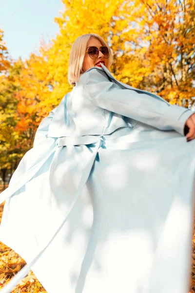 Lycklig Kvinna Med Fashionabla Solglasögon Stilren Blå Rock Promenader Naturen — Stockfoto