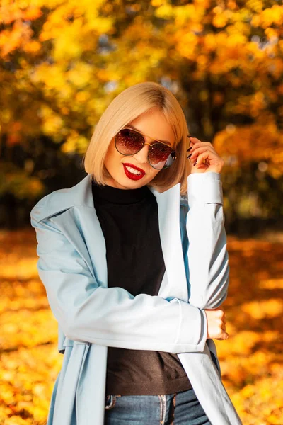 Retrato Otoño Una Hermosa Joven Rubia Con Gafas Sol Abrigo — Foto de Stock