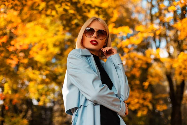 Bonito Modelo Mulher Negócios Elegante Jovem Com Lábios Vermelhos Com — Fotografia de Stock