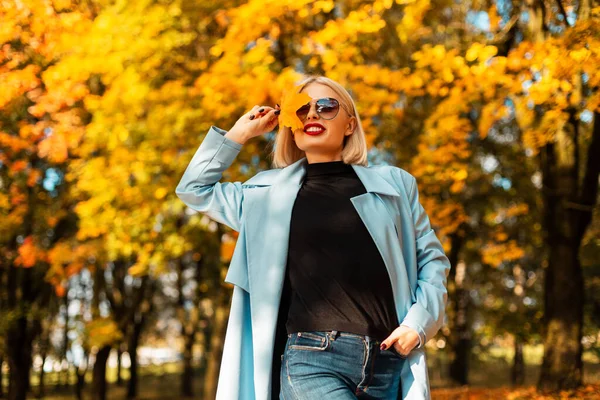 Счастливая Красивая Улыбающаяся Девушка Модной Одежде Покрывает Лицо Желтым Осенним — стоковое фото