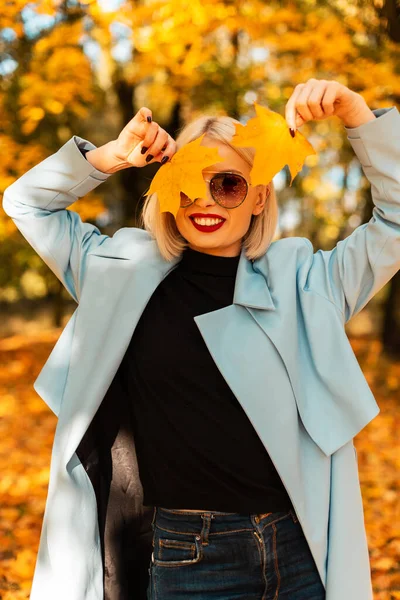 Engraçado Bela Jovem Feliz Com Óculos Sol Roupas Elegantes Com — Fotografia de Stock