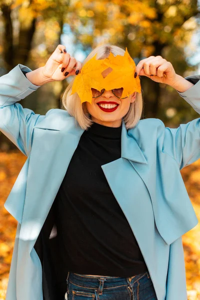 Retrato Engraçado Uma Bela Jovem Feliz Com Sorriso Bonito Roupas — Fotografia de Stock