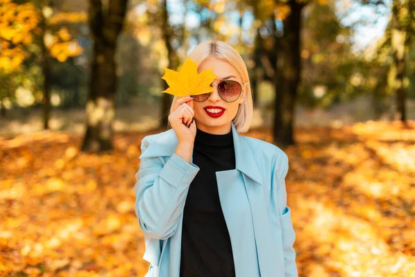 Engraçado Bela Menina Sorridente Roupas Moda Cobre Olhos Com Uma — Fotografia de Stock