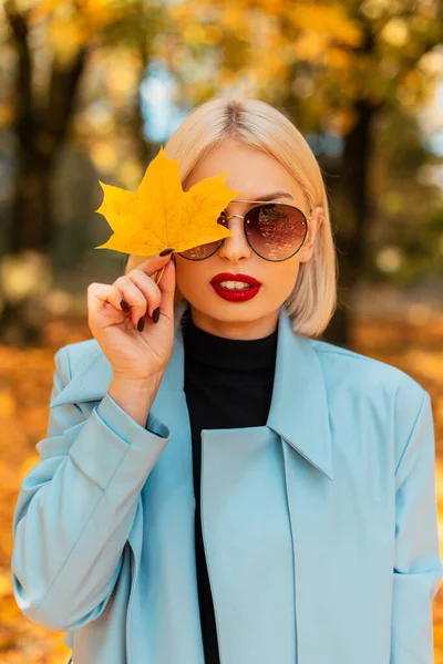 Kırmızı Dudaklı Güneş Gözlüklü Uzun Paltolu Siyah Kazaklı Güzel Bir — Stok fotoğraf
