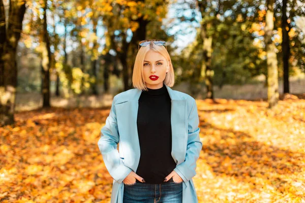 Soligt Porträtt Vacker Ung Affärskvinna Fashionabel Blå Rock Med Tröja — Stockfoto