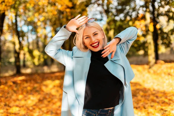 Menina Bonita Feliz Com Emoções Positivas Parque Outono Com Folhas — Fotografia de Stock