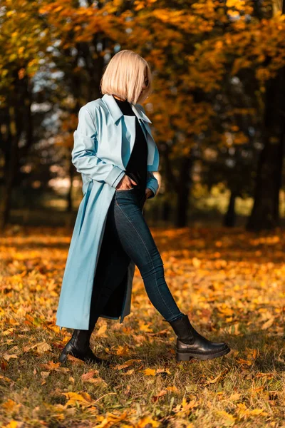 Красива Стильна Ділова Жінка Коротким Світлим Волоссям Моді Елегантне Блакитне — стокове фото