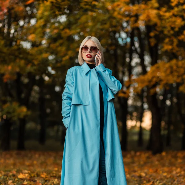 Mooie Modieuze Zakenvrouw Met Een Zonnebril Mode Blauwe Jas Praten — Stockfoto