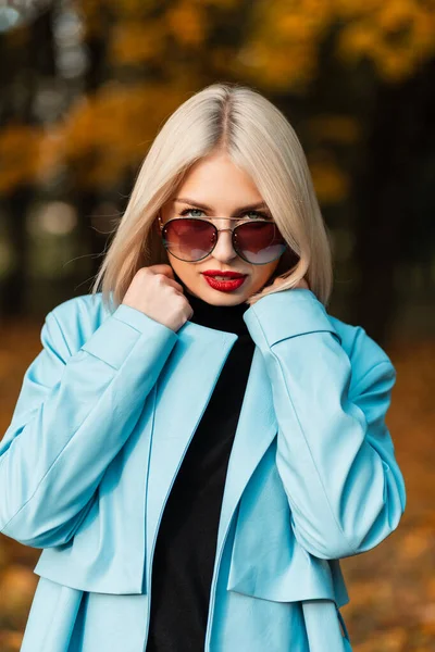 Retrato Outono Uma Bela Mulher Loira Com Lábios Vermelhos Roupas — Fotografia de Stock