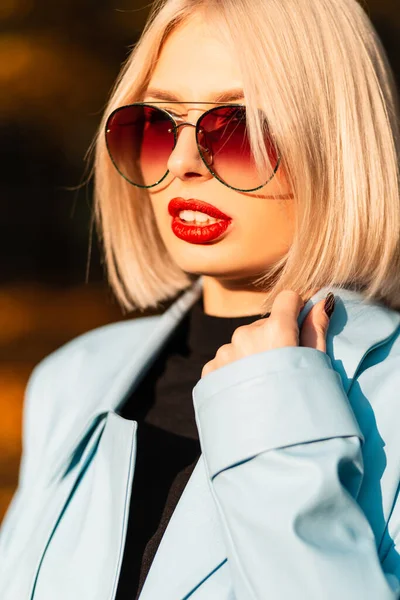 Zbliżenie Moda Portret Pięknej Blondynki Vintage Okulary Przeciwsłoneczne Modnym Niebieskim — Zdjęcie stockowe