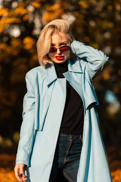 Hermosa Modelo Mujer Moda Con Labios Rojos Con Gafas Sol —  Fotos de Stock