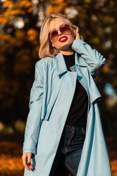 Κομψό Όμορφο Νεαρό Μοντέλο Γυναίκα Γυαλιά Ηλίου Μοντέρνο Μπλε Παλτό — Φωτογραφία Αρχείου