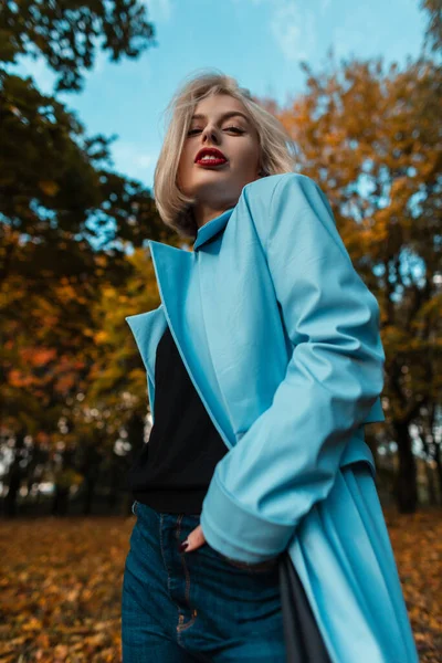 Menina Modelo Vogue Jovem Fresco Com Casaco Longo Azul Queda — Fotografia de Stock