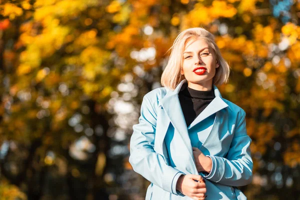 Retrato Una Hermosa Joven Rubia Con Labios Rojos Sobre Fondo —  Fotos de Stock