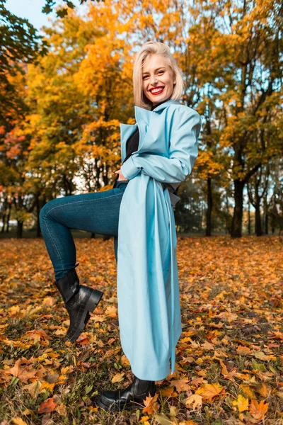 Щаслива Красива Молода Усміхнена Дівчина Модному Одязі Синім Пальто Джинсами — стокове фото