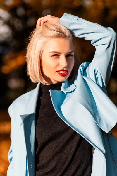 Modny Portret Pięknej Młodej Blondynki Czerwonymi Ustami Ubraniu Modowym Niebieski — Zdjęcie stockowe