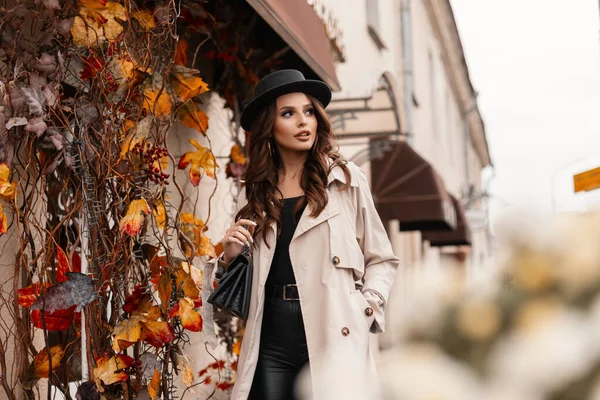 Portrait Une Jolie Femme Mode Avec Chapeau Élégant Dans Manteau — Photo