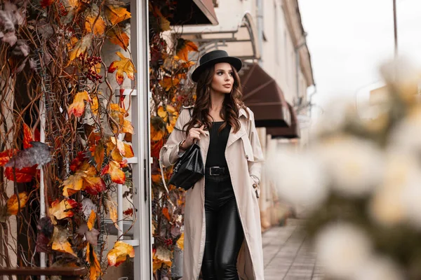 Giovane Bella Ragazza Elegante Con Capelli Ricci Con Cappello Abiti — Foto Stock