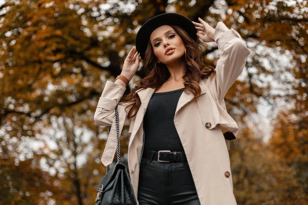 Bella Giovane Donna Alla Moda Con Capelli Ricci Cappotto Grigio — Foto Stock