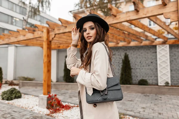 Glamour Alla Moda Bella Ragazza Modello Con Capelli Ricci Cappotto — Foto Stock