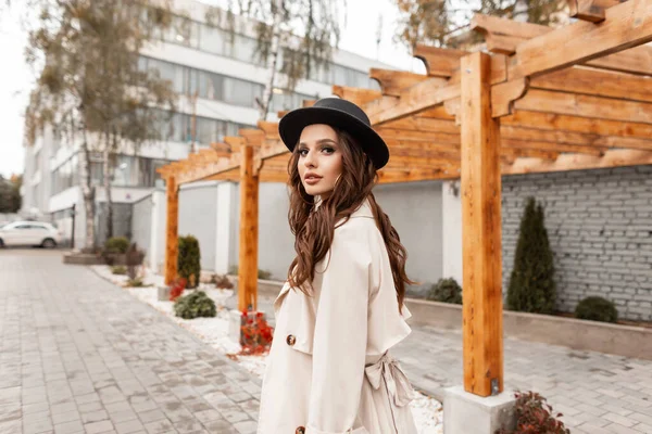 Elegant Beautiful Young Curly Girl Stylish Hat Fashionable Beige Classic — Stock Photo, Image