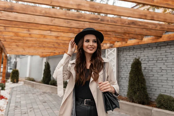 Retrato Feliz Uma Bela Jovem Elegante Menina Sorridente Roupas Moda — Fotografia de Stock