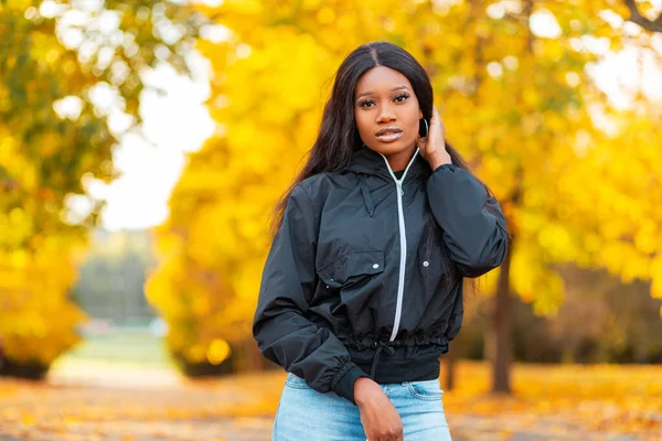 Stylish Beautiful Young African American Woman Fashionable Jacket Jeans Walks — Stock Photo, Image