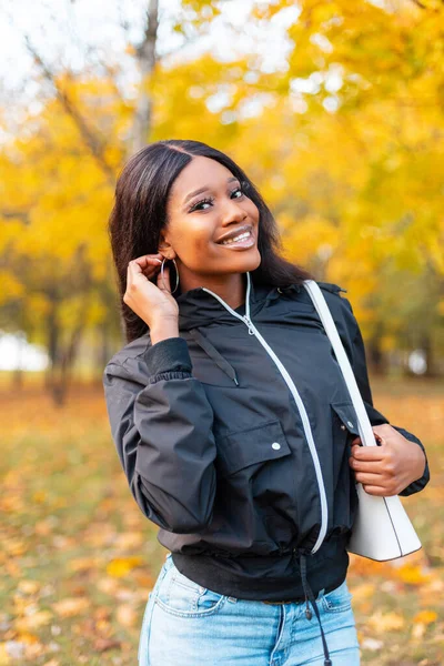 Happy Portrait Beautiful Afro Smiling Woman Black Casual Jacket Handbag — Stock Photo, Image