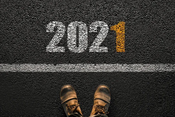 Чоловічі Ноги Черевиками Асфальті Білою Лінією Цифрами Новий Рік 2021 — стокове фото