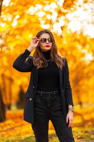 Güneş Gözlüklü Modaya Uygun Ceketli Siyah Kazaklı Kot Pantolonlu Güzel — Stok fotoğraf