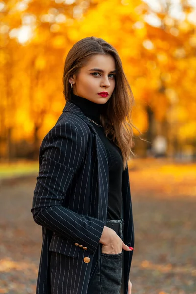 Vacker Ung Modell Flicka Med Röda Läppar Fashionabel Svart Blazer — Stockfoto