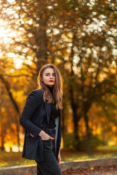 Стильна Красива Молода Жінка Модному Елегантному Одязі Чорним Блейзером Светром — стокове фото