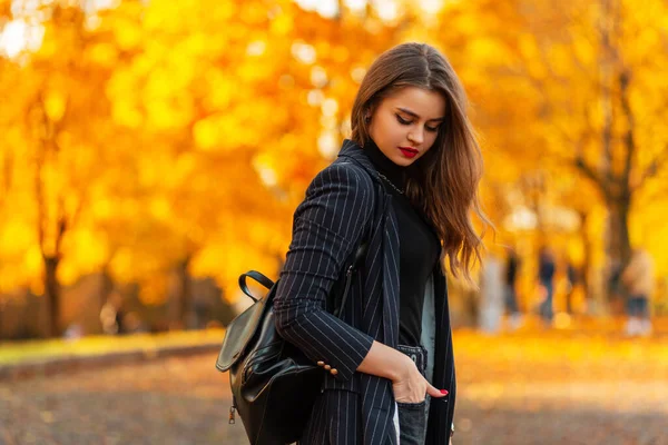 Jolie Jeune Femme Affaires Élégante Avec Costume Noir Dans Une — Photo