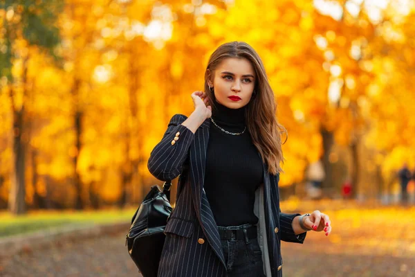 Jonge Mooie Vrouw Met Rode Lippen Een Modieus Elegant Pak — Stockfoto