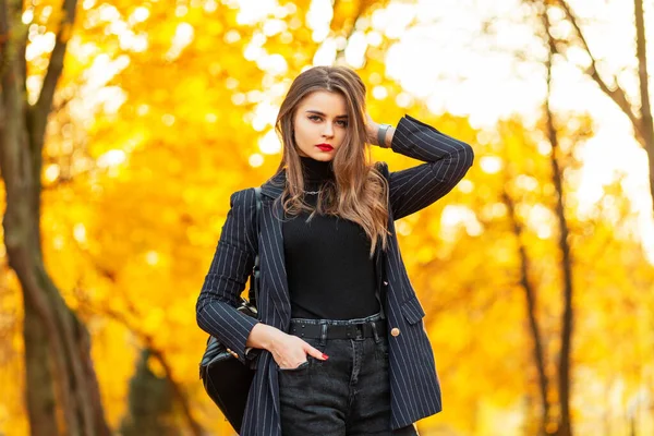 Hermosa Mujer Negocios Con Labios Rojos Traje Elegante Moda Con —  Fotos de Stock