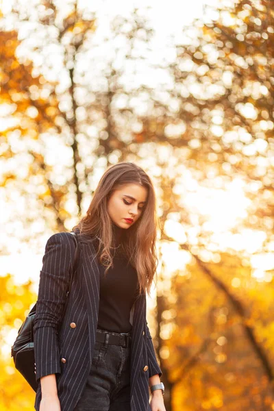 Красива Дівчина Модному Діловому Костюмі Стильним Блістером Светром Модним Рюкзаком — стокове фото