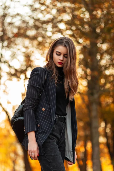 Elégante Belle Femme Affaires Aux Lèvres Rouges Dans Costume Noir — Photo