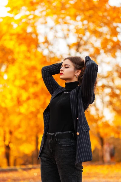 Menina Negócios Sucesso Bonita Elegante Terno Preto Moda Com Uma — Fotografia de Stock