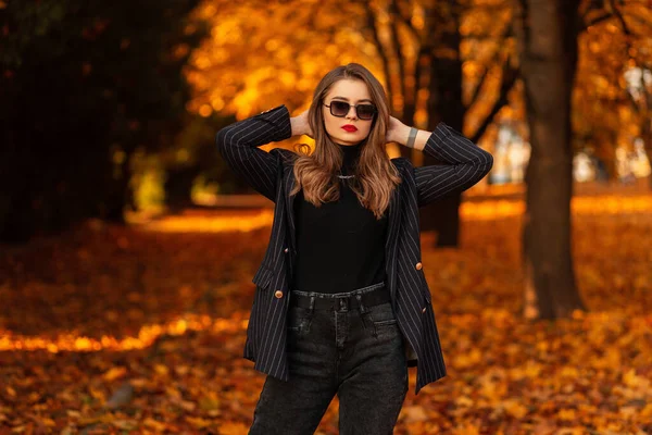 Stijlvolle Mooie Jonge Vrouw Modieuze Herfstkleding Met Jas Trui Zonnebril — Stockfoto