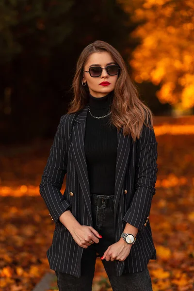 Élégant Modèle Femme Affaires Avec Des Lunettes Soleil Vintage Costume — Photo