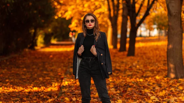 Modèle Femme Affaires Cool Avec Des Lunettes Soleil Élégantes Dans — Photo