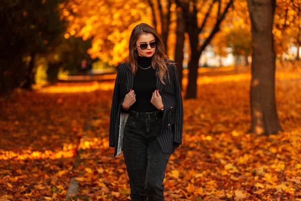 Krásná Mladá Modelka Dívka Elegantním Obleku Černým Svetrem Sako Procházky — Stock fotografie