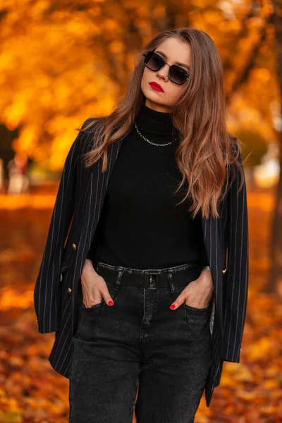 Belle Jeune Femme Affaires Avec Des Lunettes Soleil Dans Costume — Photo