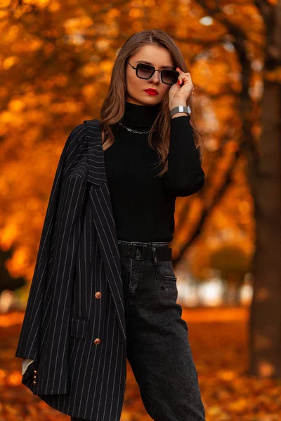 Επιχειρηματικό Κομψό Γυναίκα Ένα Μοντέρνο Μαύρο Κοστούμι Ένα Vintage Σακάκι — Φωτογραφία Αρχείου