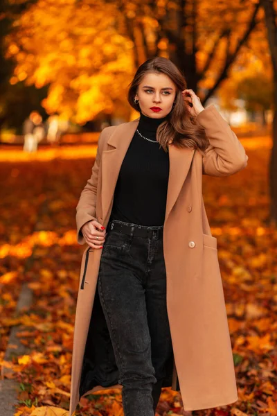 Elegante Bella Ragazza Affari Con Labbra Rosse Cappotto Beige Alla — Foto Stock